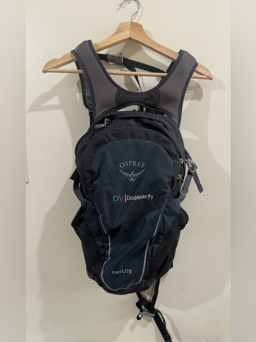 OSPREY Daylite Men's Black Charcoal Hydration Pack WHITE STAIN